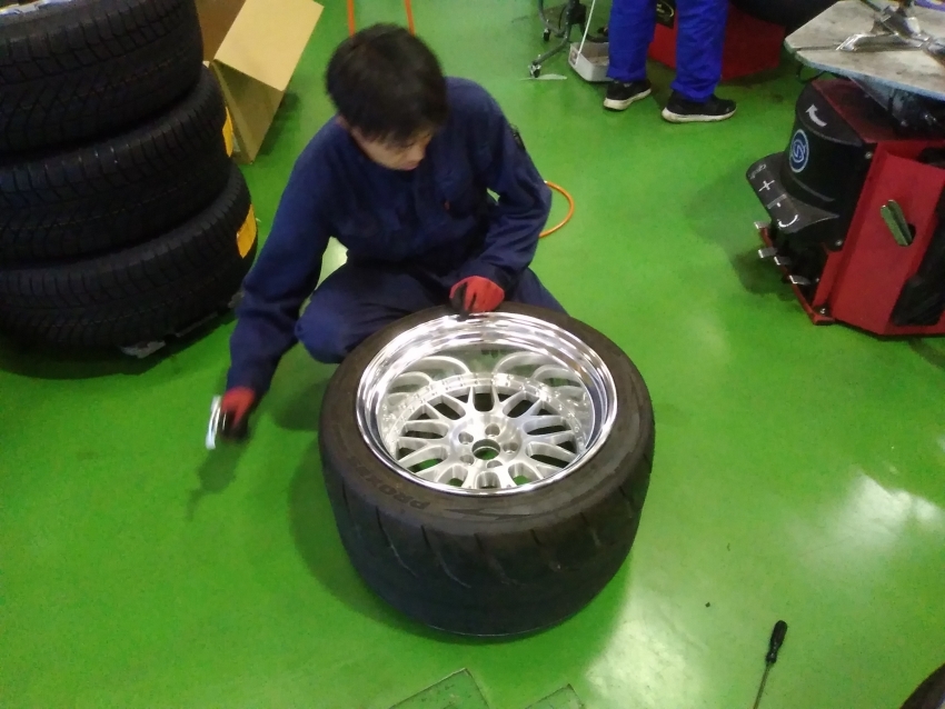 太いタイヤもやります出来ます タイヤ市場宇都宮南店 タイヤ スタッドレス オールシーズンが安いタイヤ専門店