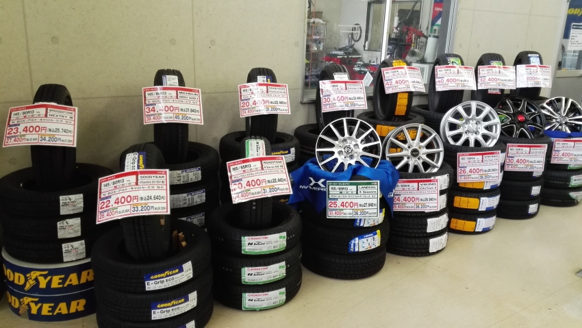 軽自動車専用コーナーできました 各メーカーさんのタイヤが並んでます タイヤ市場宇都宮西川田店 タイヤ スタッドレス オールシーズンが安い タイヤ専門店