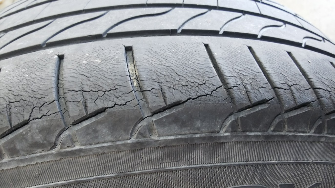 6年経過のタイヤ劣化具合の巻 バロータイヤ市場羽島インター店 タイヤ スタッドレス オールシーズンが安いタイヤ専門店